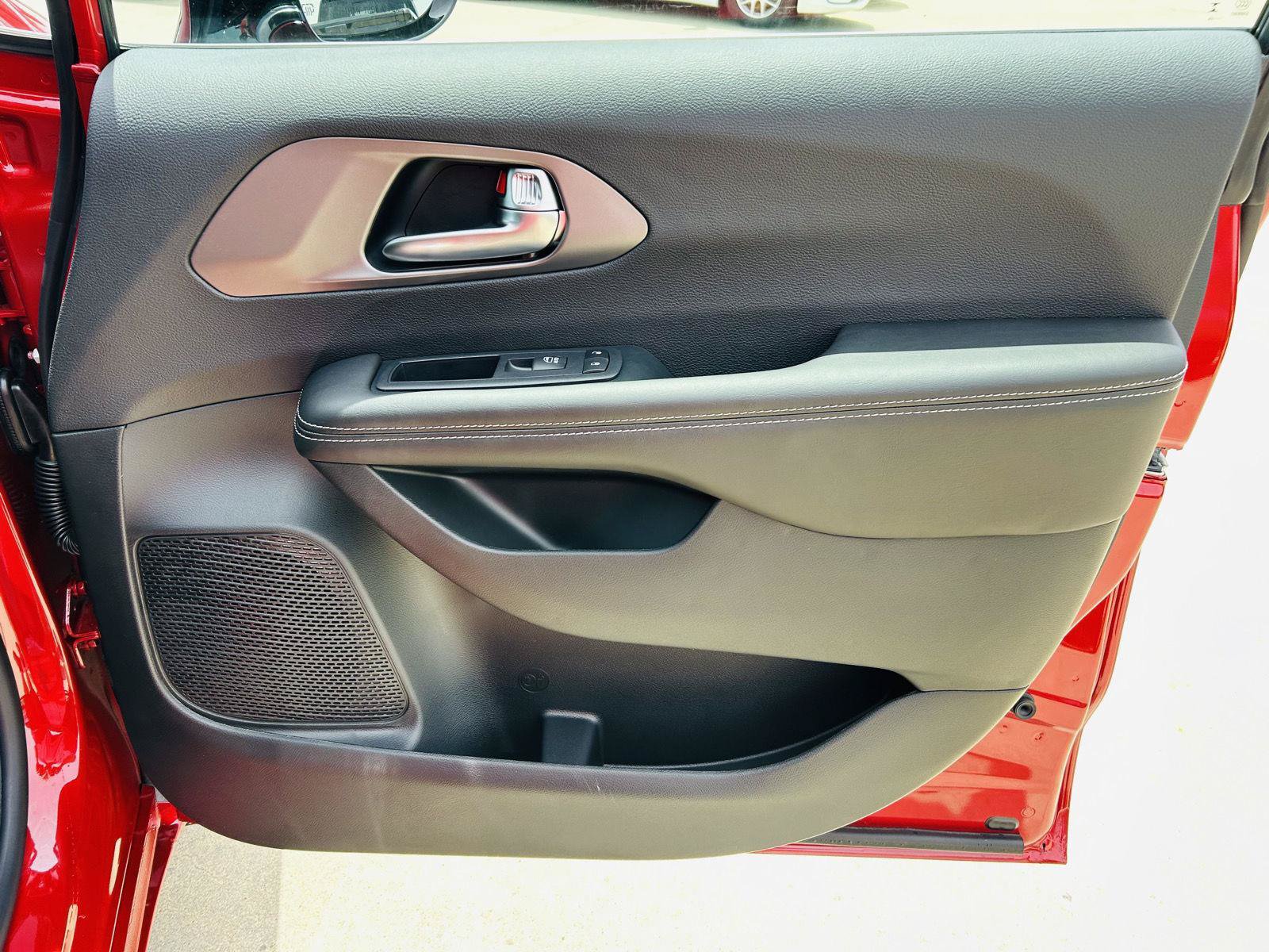 New 2027 Chrysler Pacifica Select FWD image 32