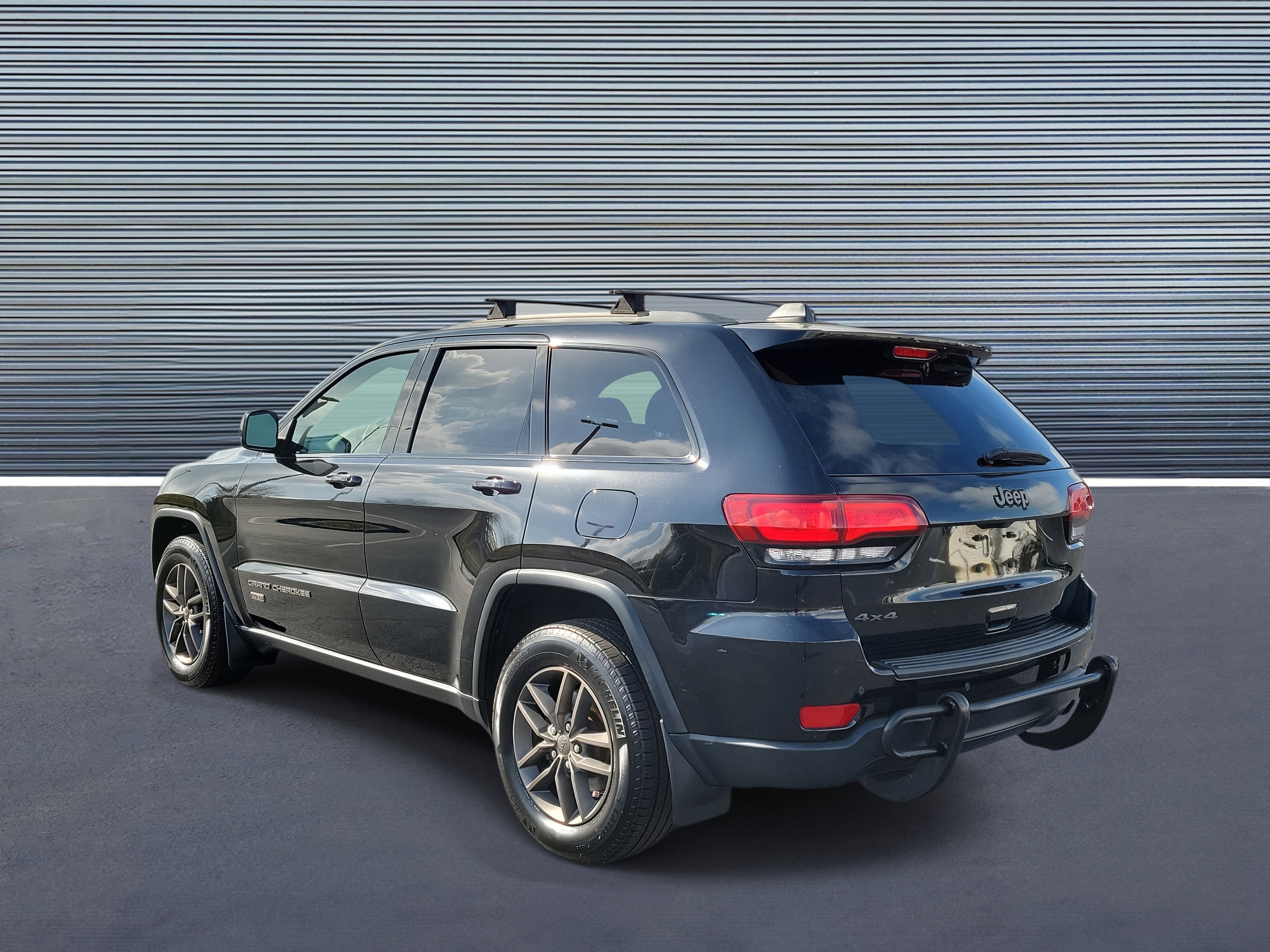 Used 2017 Jeep Grand Cherokee Laredo image 4
