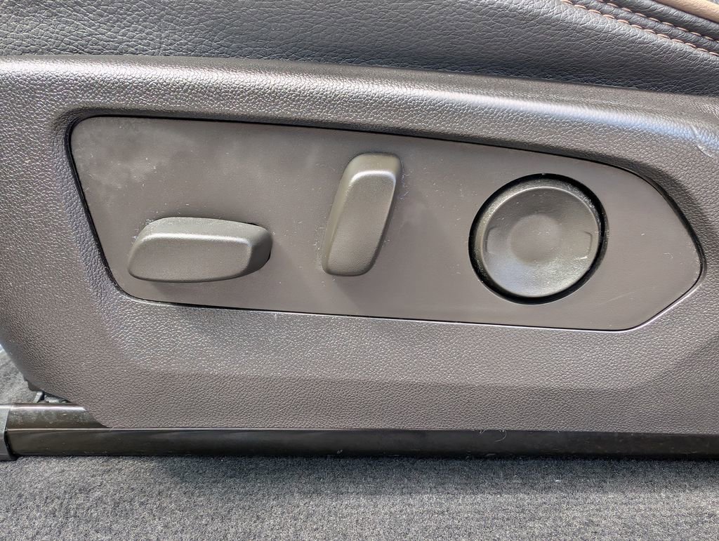 Used 2023 GMC Canyon Denali w/ Denali Black Edition image 17