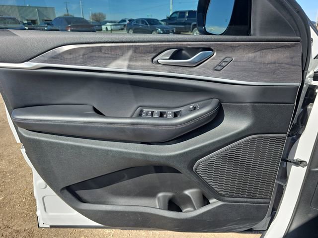 Used 2024 Jeep Grand Cherokee Limited w/ Black Appearance Package image 26