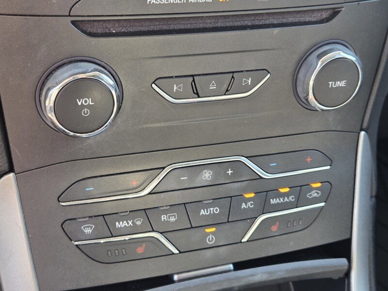 Used 2016 Ford Edge SEL w/ Equipment Group 201A AWD/4WD image 24