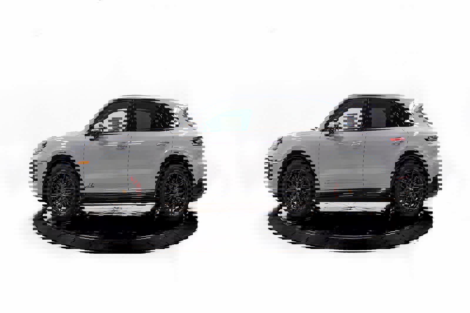 New 2026 Porsche Cayenne GTS image 2