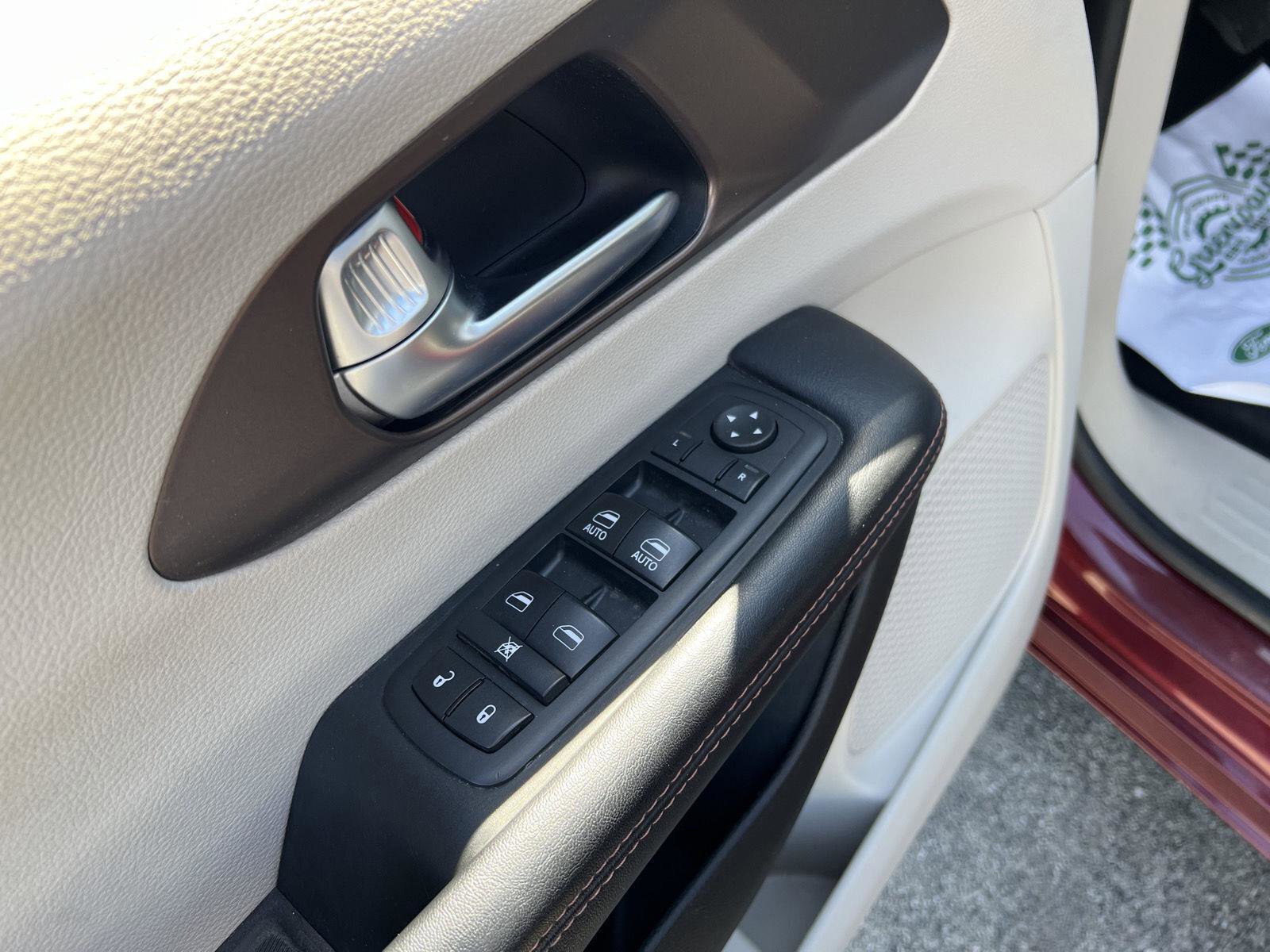 Used 2017 Chrysler Pacifica Touring image 12