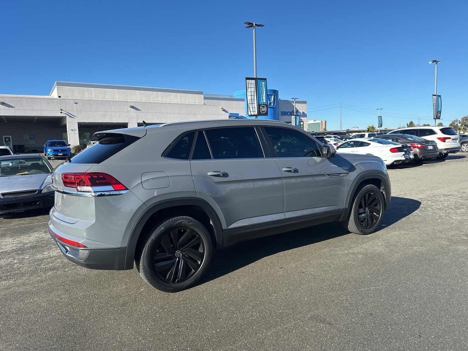 Used 2020 Volkswagen Atlas Cross Sport SE image 3