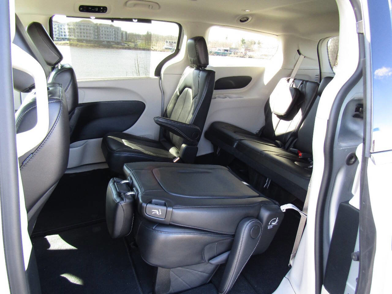 Used 2024 Chrysler Pacifica Touring-L image 22