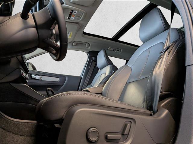 New 2026 Volvo XC40 B4 Core w/ Climate Package image 4