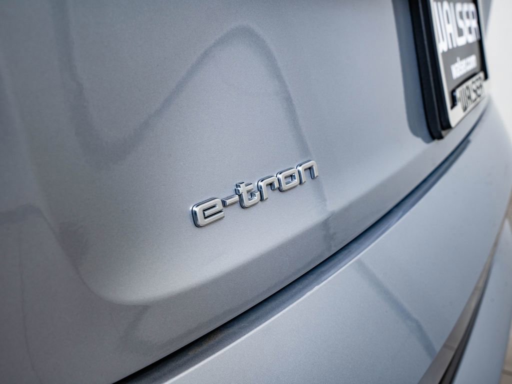 Used 2022 Audi e-tron Premium w/ Convenience Plus Package image 16