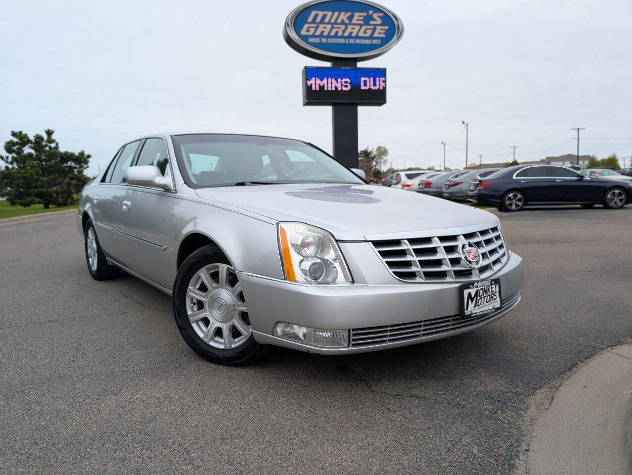 Used 2011 Cadillac DTS FWD image 2