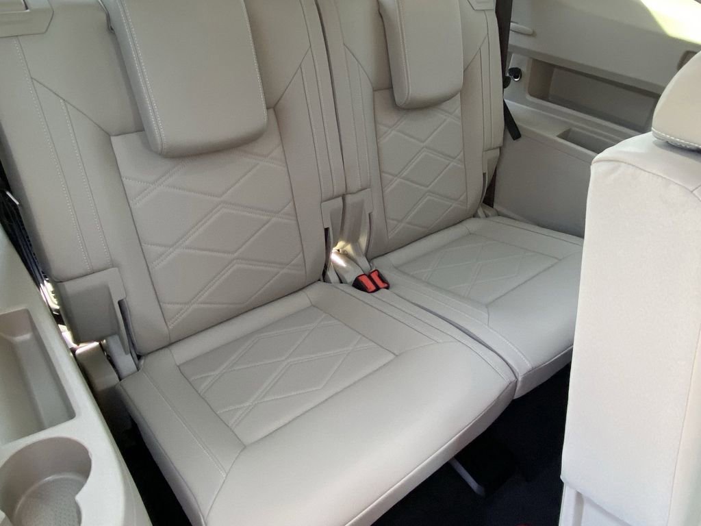 Used 2025 Volkswagen Atlas SE image 19