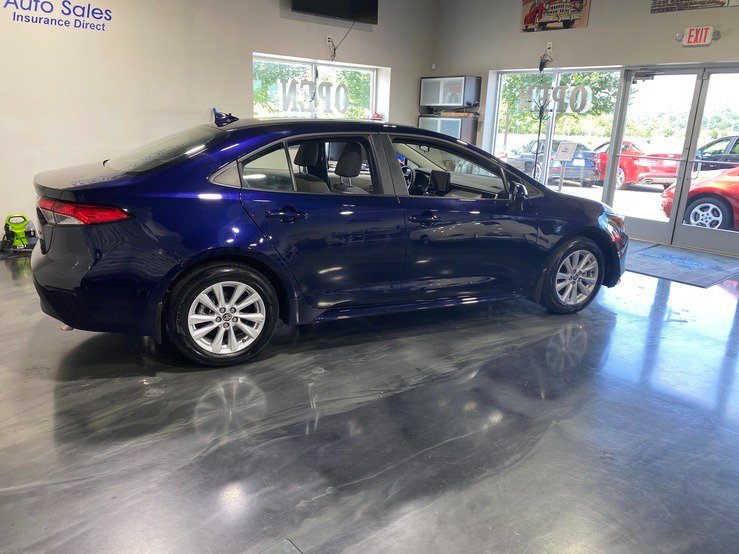 Used 2025 Toyota Corolla LE w/ LE Premium Package FWD image 2