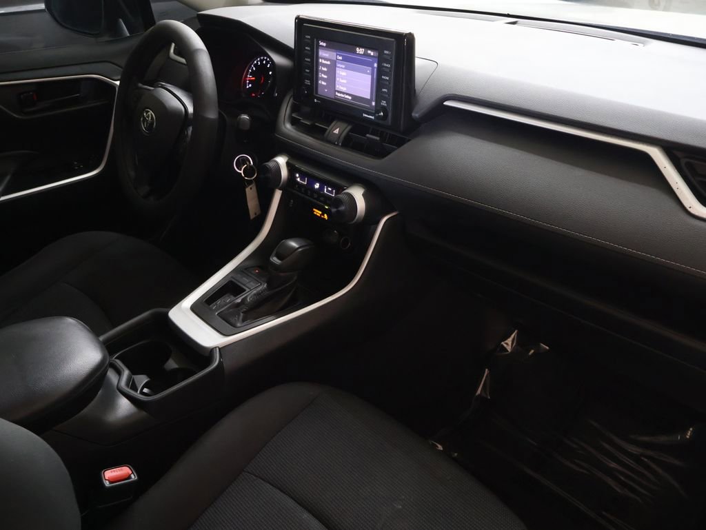 Used 2020 Toyota RAV4 LE FWD image 10