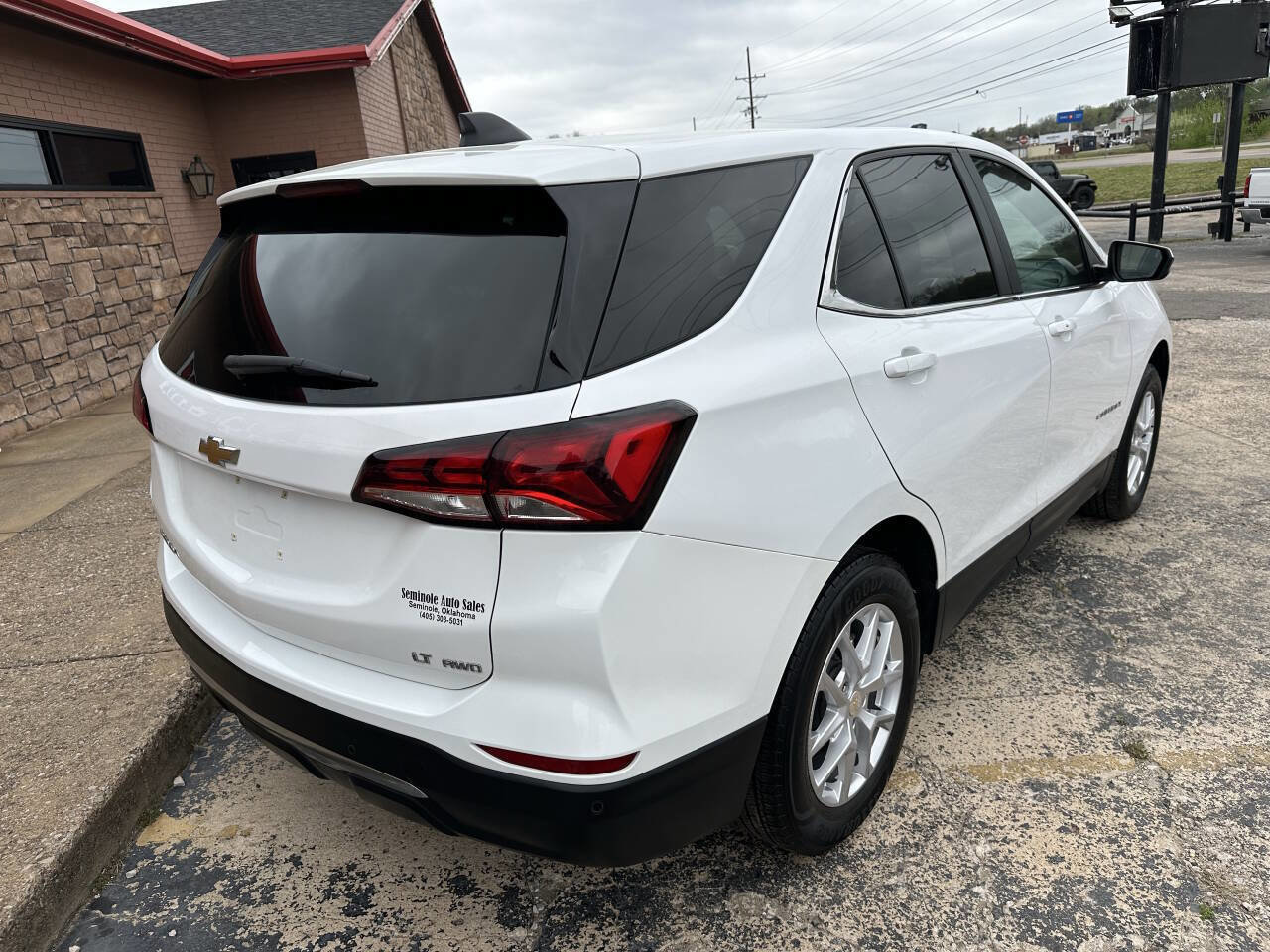 Used 2023 Chevrolet Equinox LT w/ Driver Convenience Package image 9