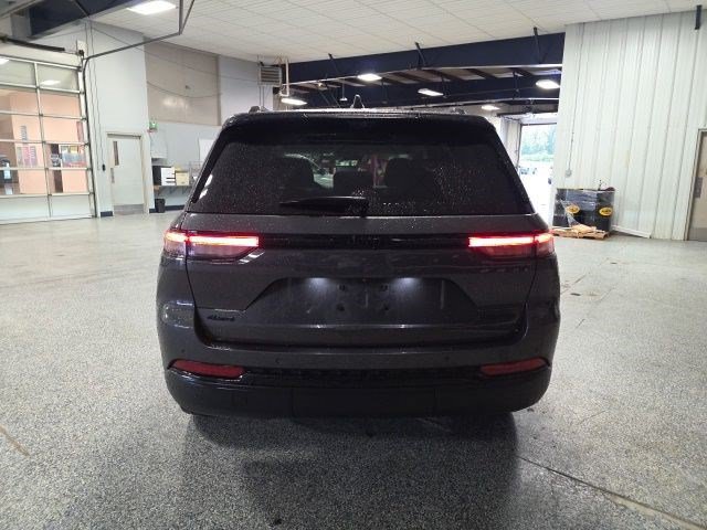 Used 2023 Jeep Grand Cherokee Limited w/ Luxury Tech Group II AWD/4WD image 7