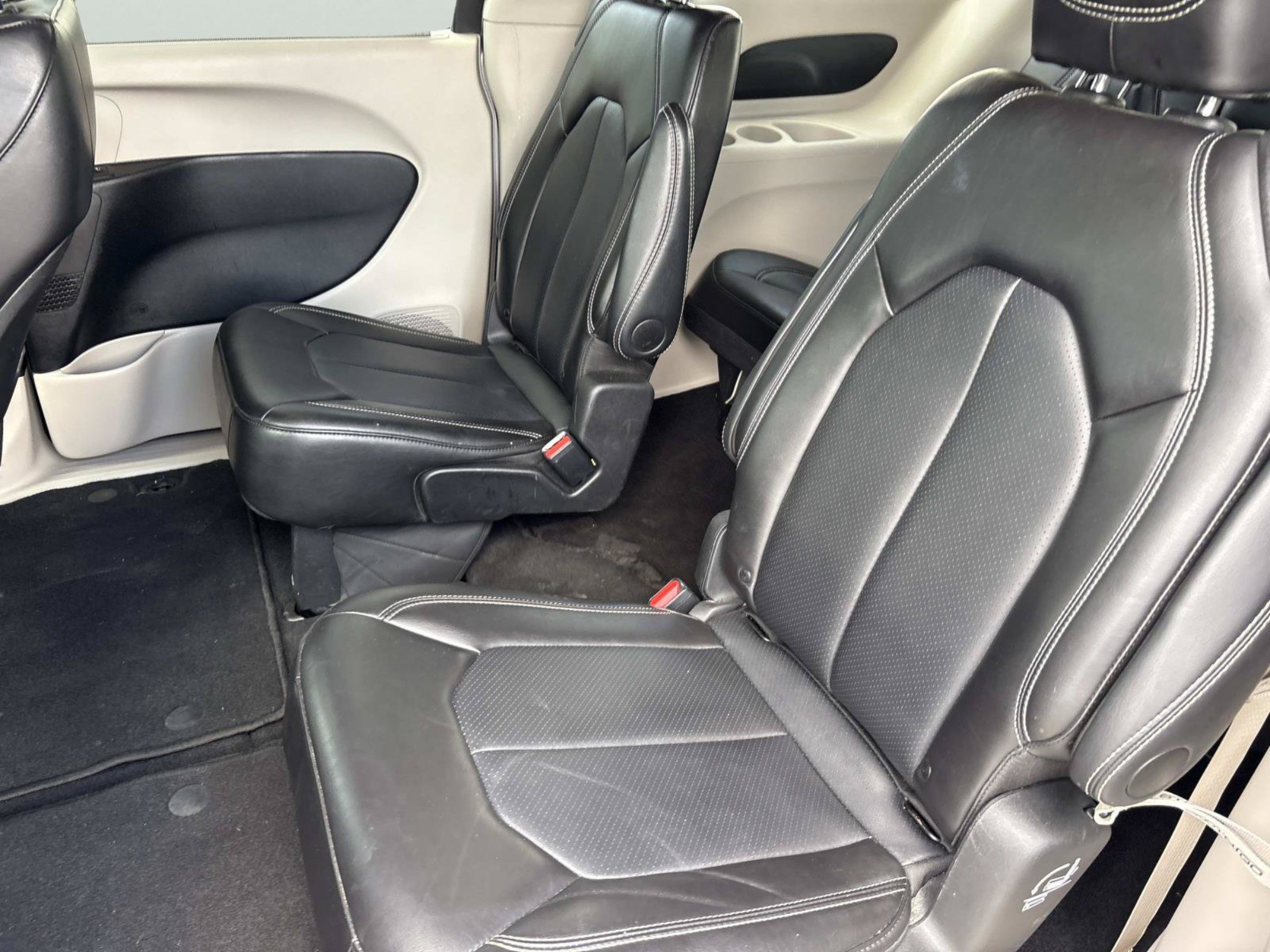 Used 2024 Chrysler Pacifica Touring-L FWD image 15
