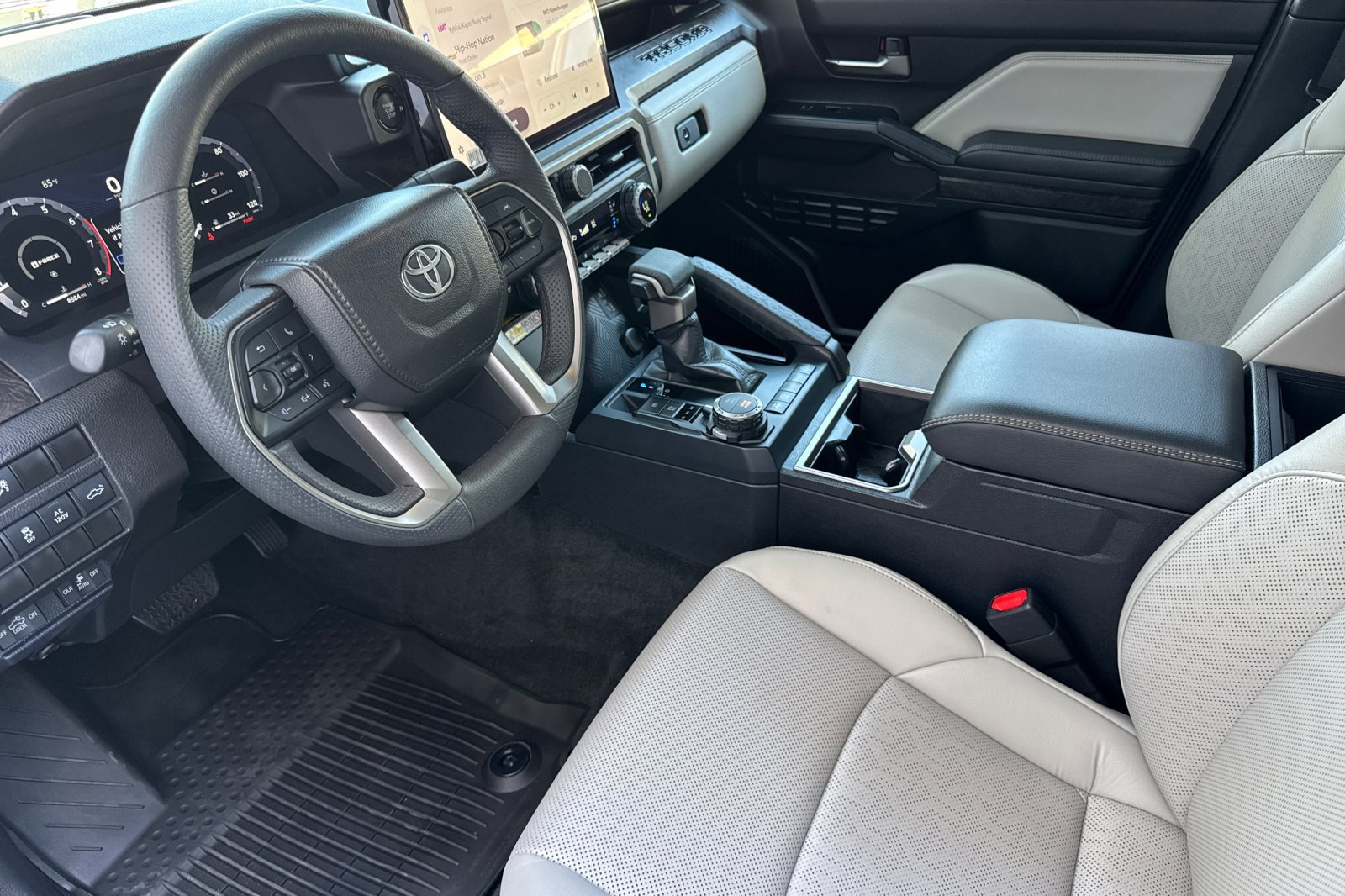 Used 2025 Toyota Tacoma Limited AWD/4WD image 9