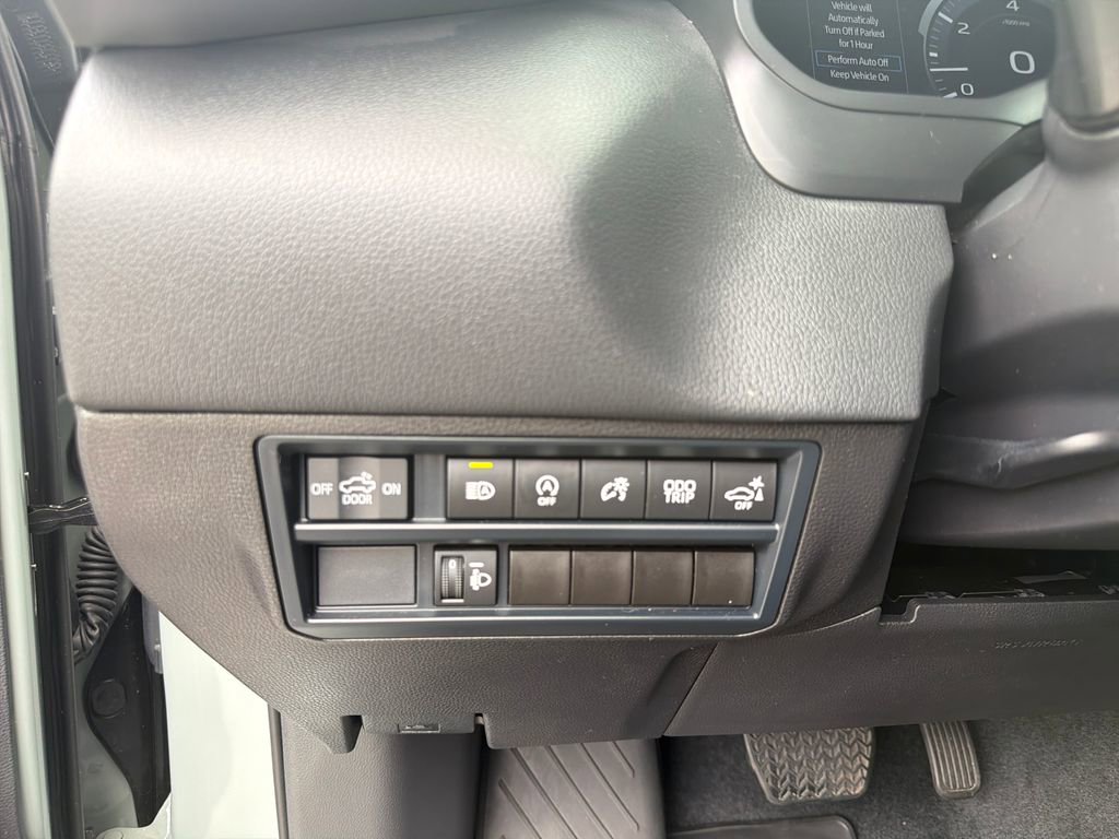 Used 2025 Toyota Tundra Limited AWD/4WD image 31