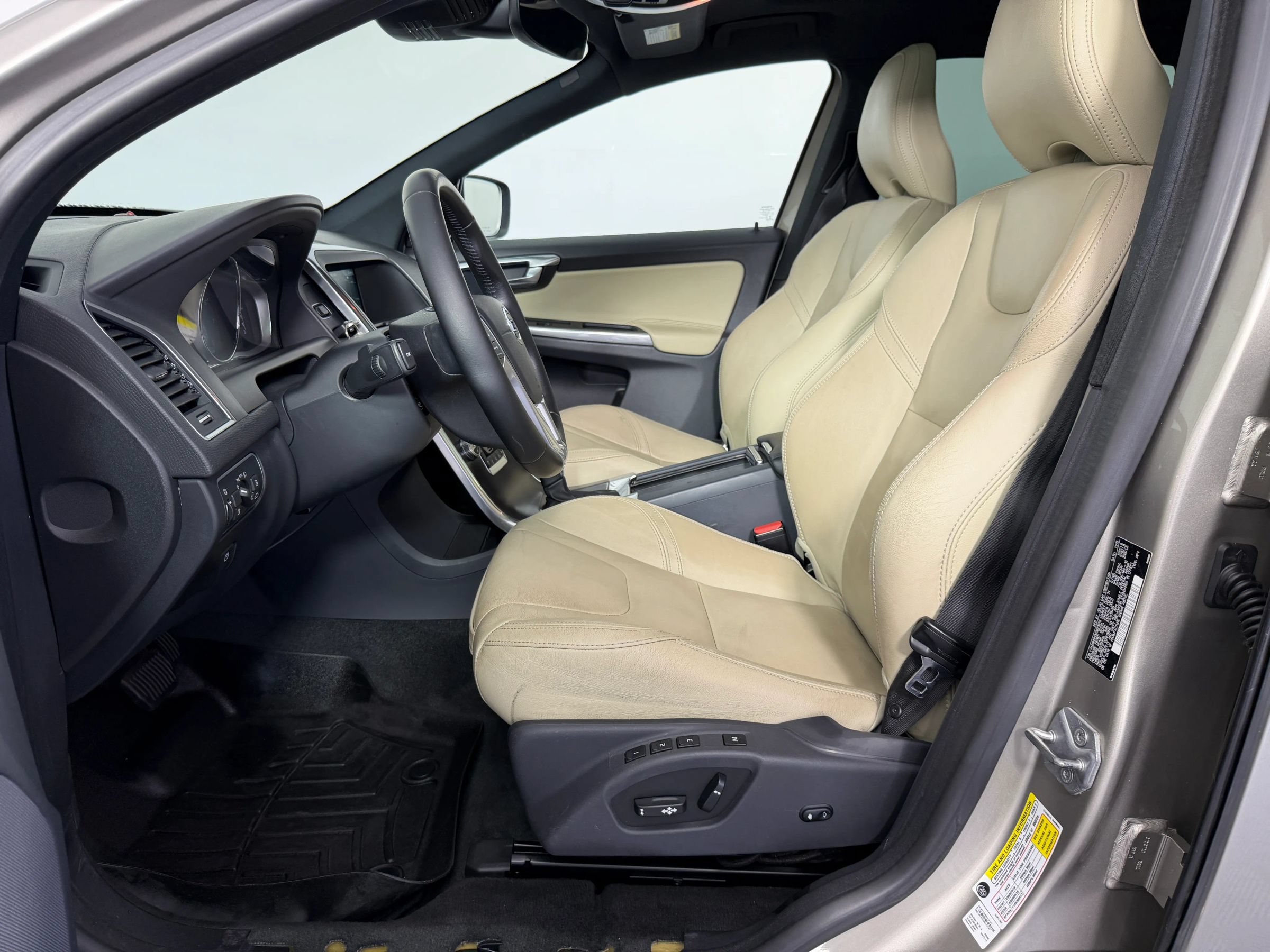 Used 2016 Volvo XC60 T6 Platinum FWD image 21