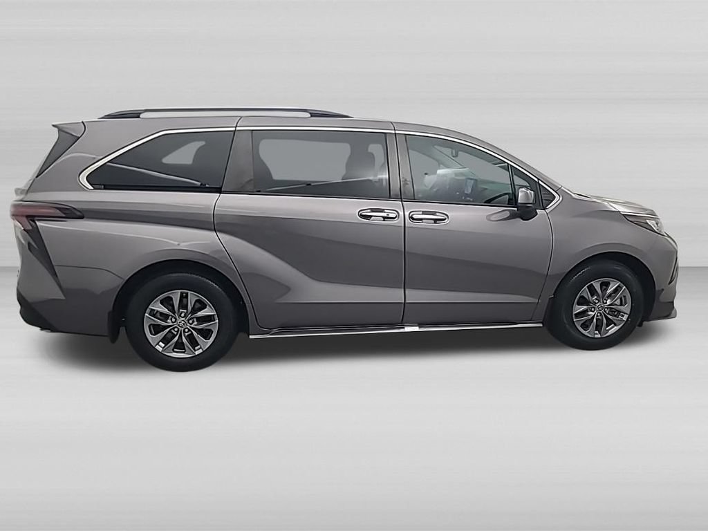 Used 2023 Toyota Sienna XLE AWD/4WD image 3