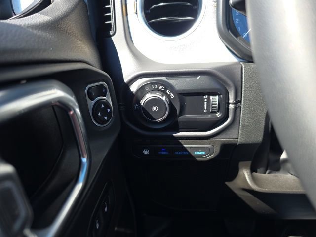 Used 2025 Jeep Wrangler Unlimited Sahara w/ Safety Group AWD/4WD image 16