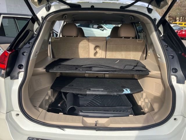 Used 2017 Nissan Rogue SV w/ SV Premium Package image 13