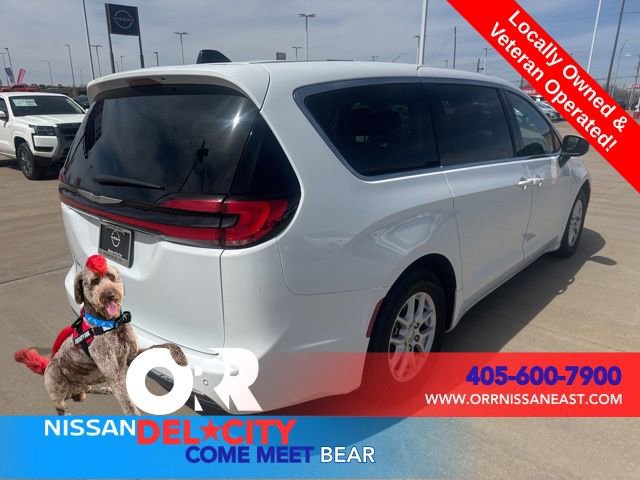 Used 2023 Chrysler Pacifica Touring-L image 5