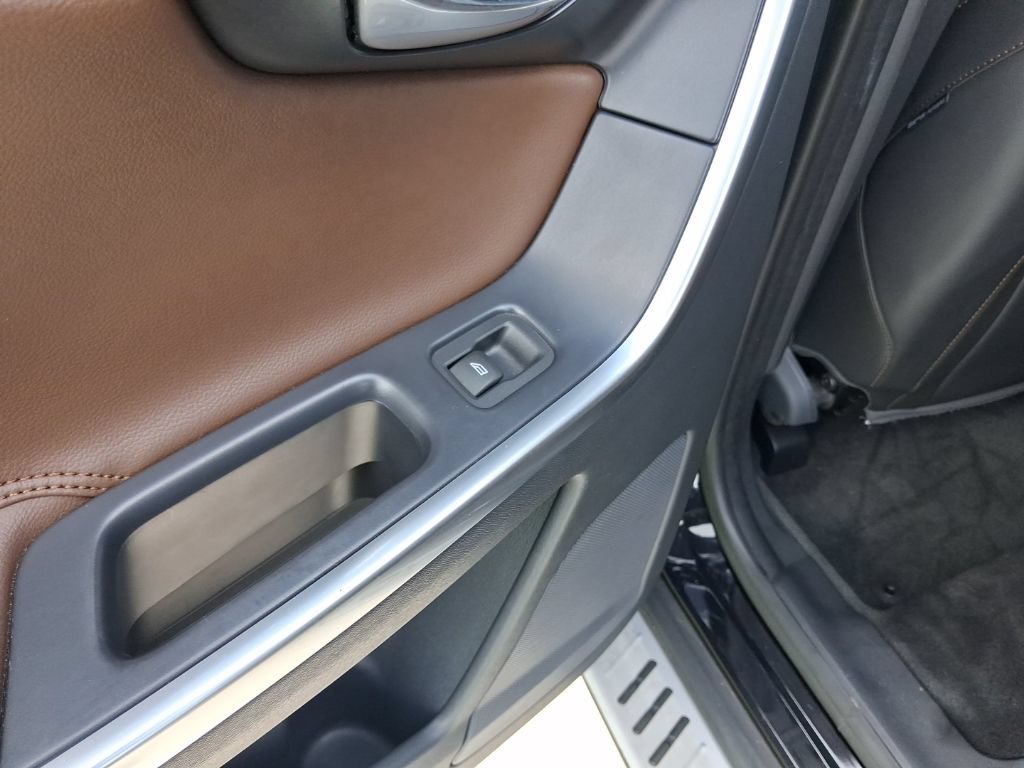 Used 2017 Volvo XC60 T5 Dynamic w/ Preferred Option Package FWD image 12
