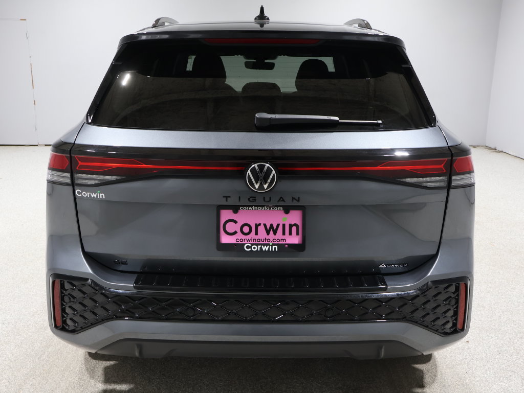 Used 2025 Volkswagen Tiguan SE R-Line AWD/4WD image 3