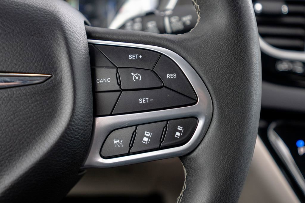 Used 2024 Chrysler Pacifica Touring-L image 18