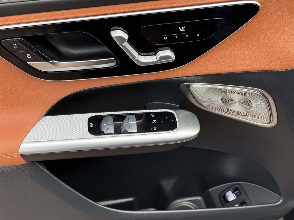 Used 2025 Mercedes-Benz GLC 350e 4MATIC image 11