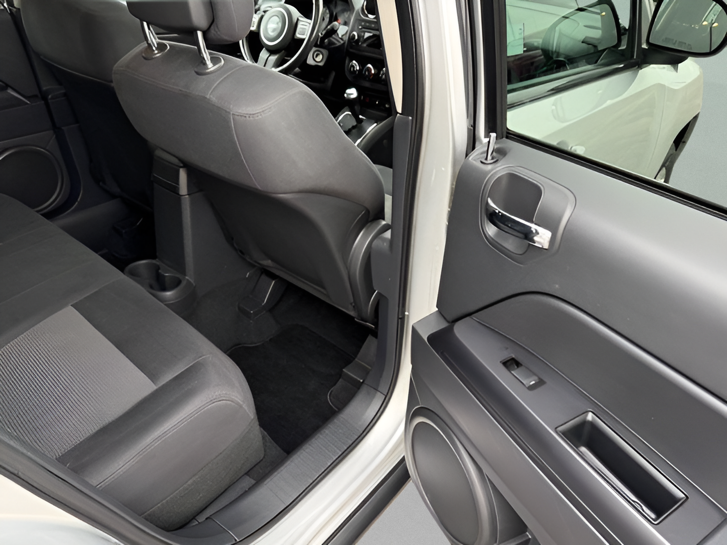 Used 2012 Jeep Compass Latitude w/ Sun/Sound Group FWD image 11