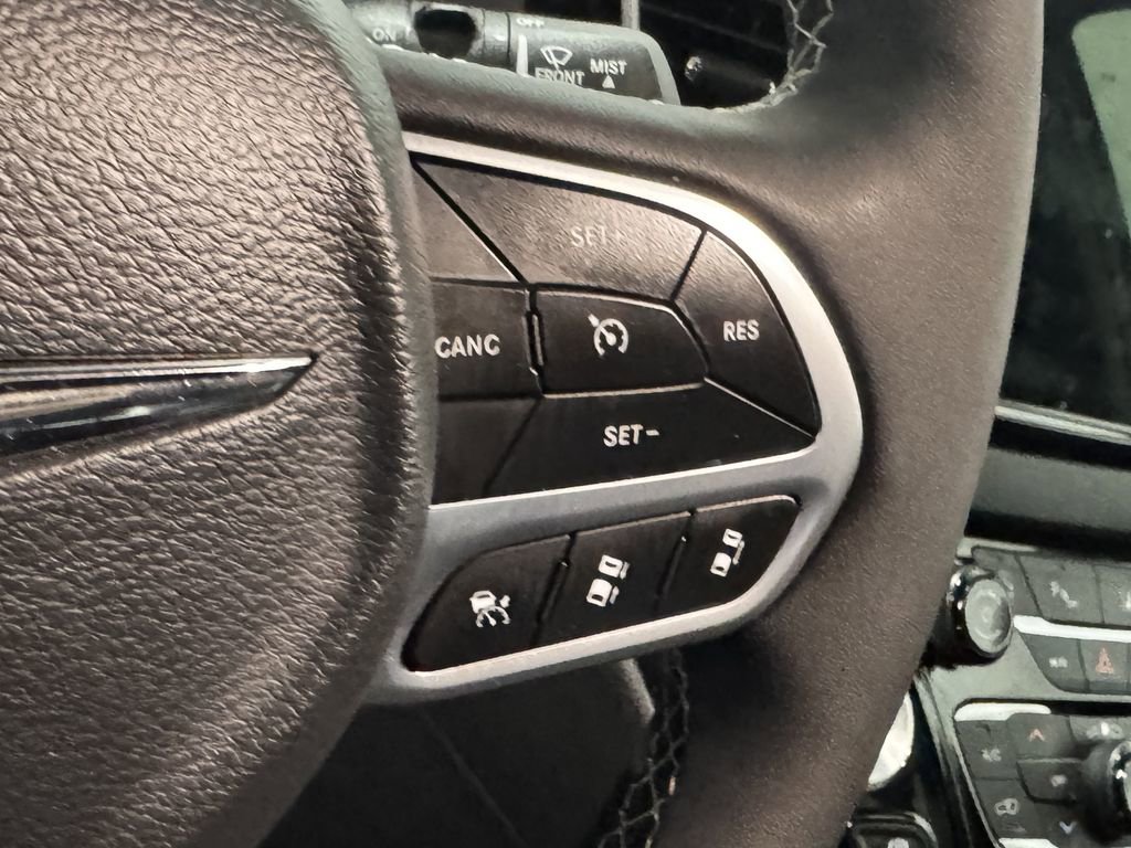 Used 2025 Chrysler Pacifica Select FWD image 6
