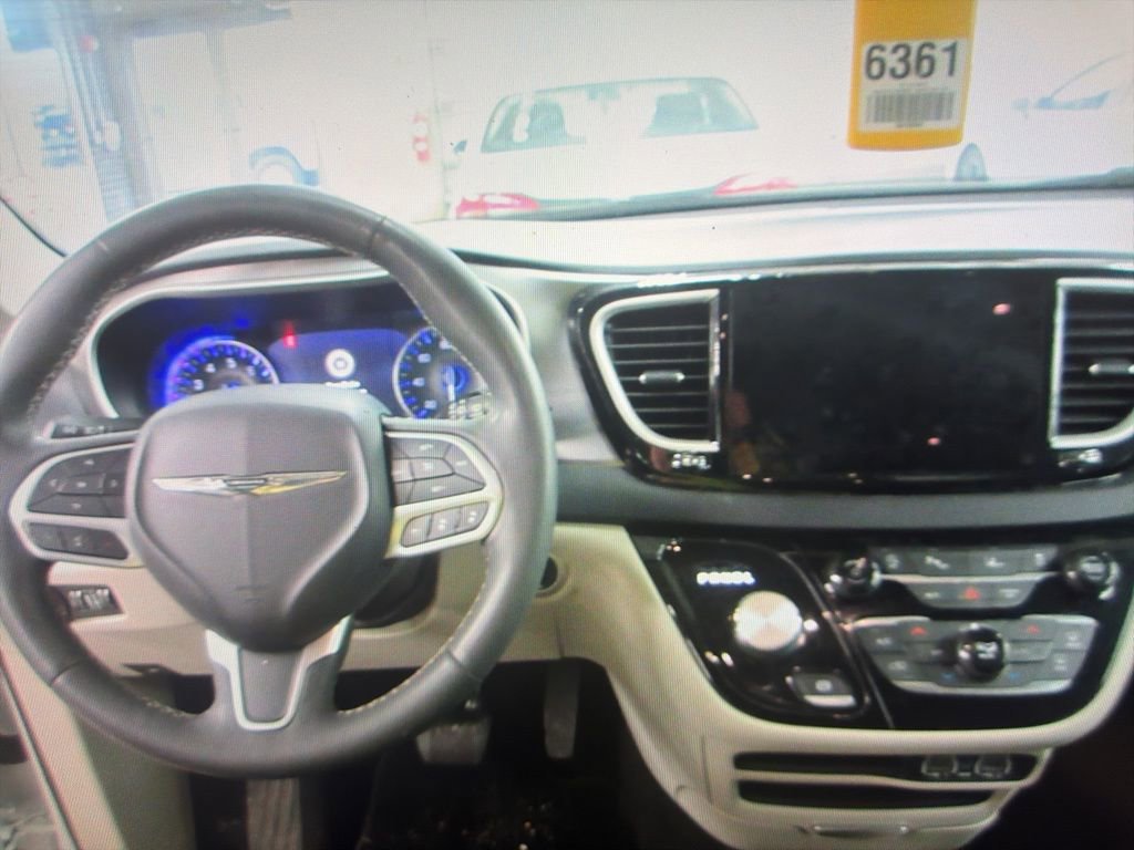 Used 2023 Chrysler Pacifica Touring-L image 9