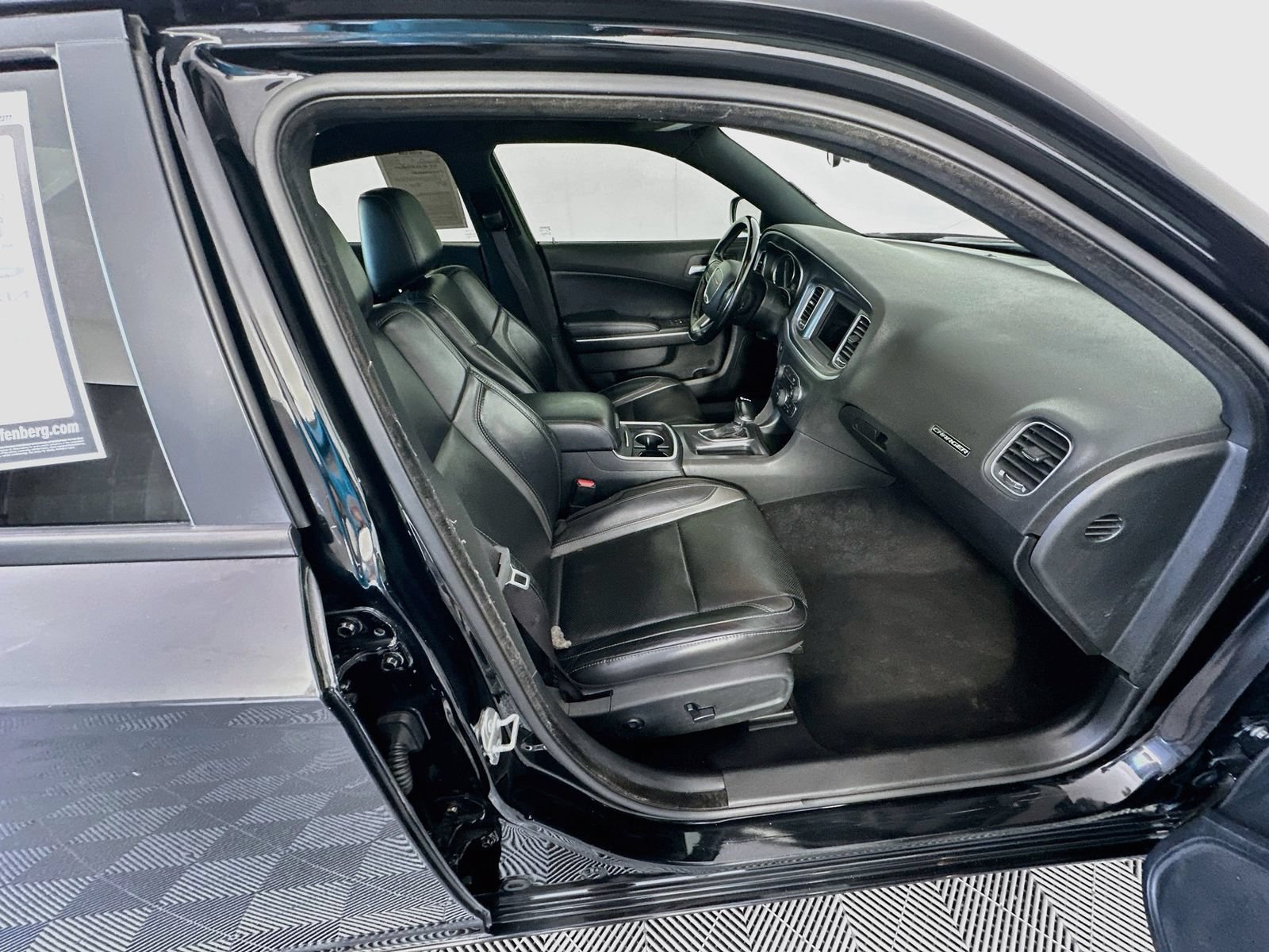 Used 2020 Dodge Charger SXT w/ Leather Interior Group RWD image 28