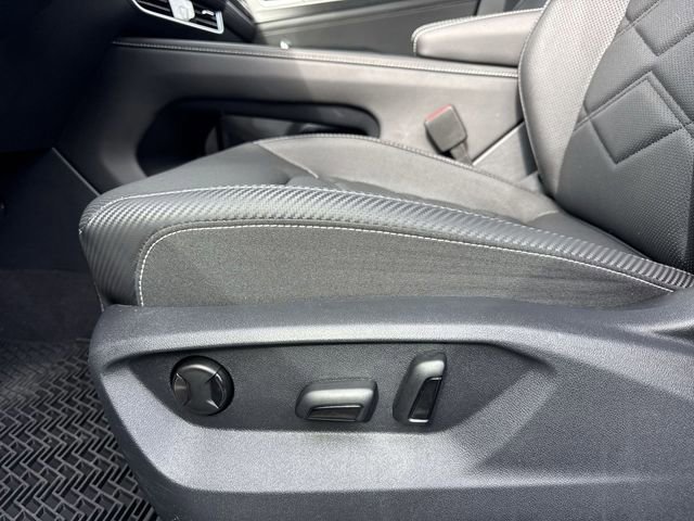 Used 2025 Volkswagen Atlas Cross Sport SE w/ Panoramic Sunroof Package image 16