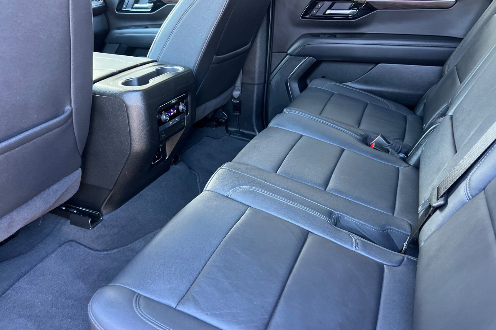 Used 2025 Chevrolet Suburban Z71 AWD/4WD image 12