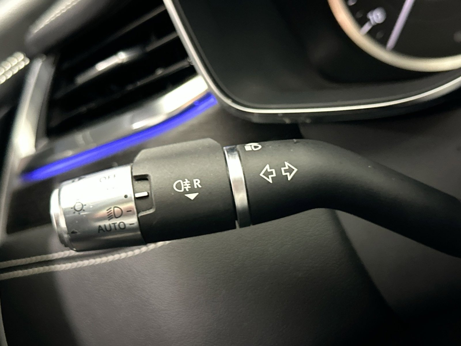 Used 2022 Jaguar XF R-Dynamic SE image 31