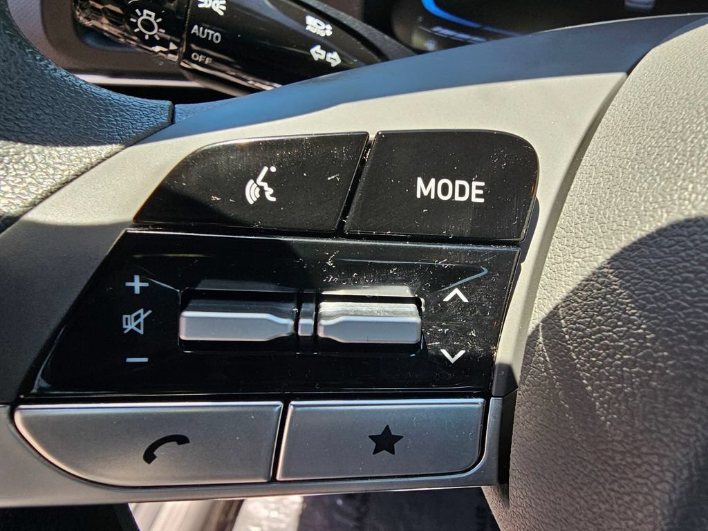 Certified 2025 Hyundai Elantra SE FWD image 25