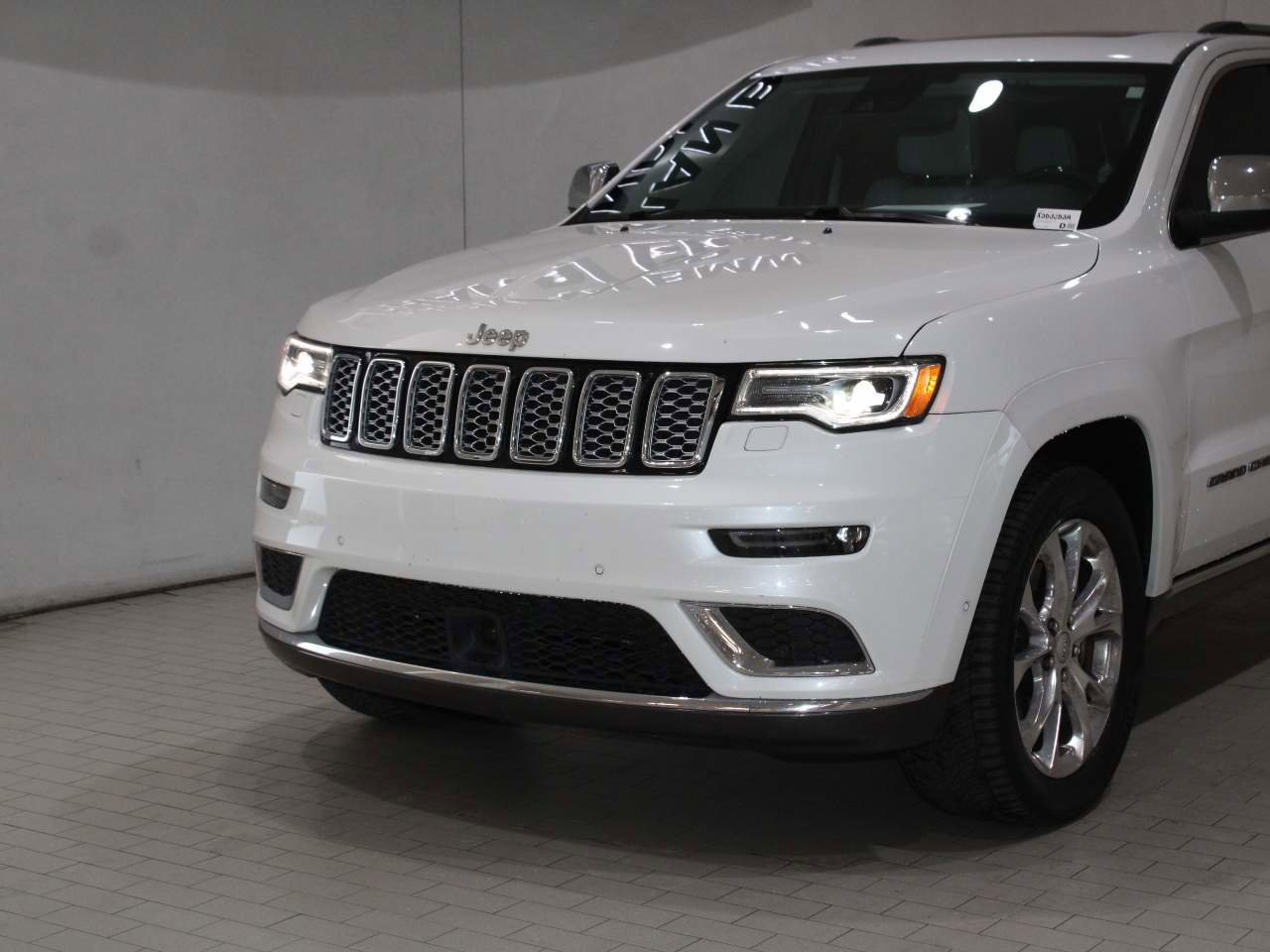 Used 2020 Jeep Grand Cherokee Summit image 2
