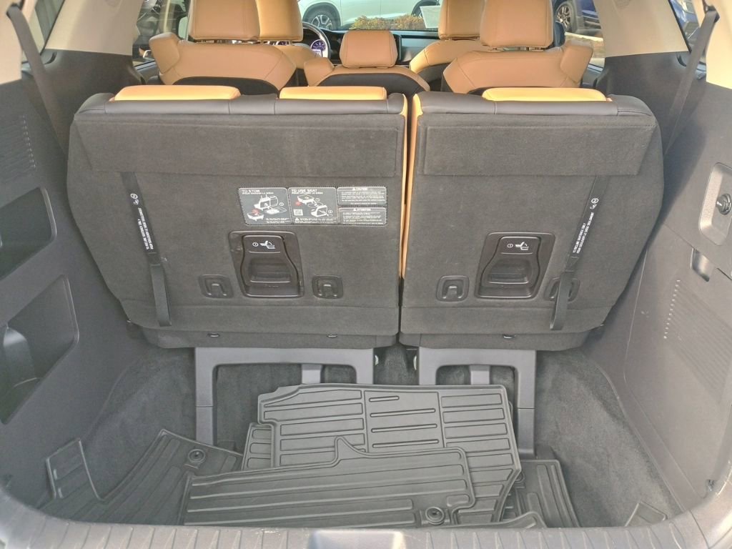 Used 2024 Kia Carnival EX image 17