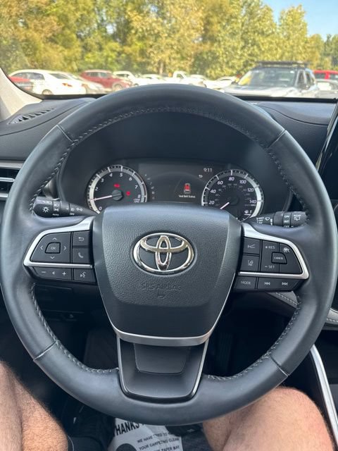 Used 2023 Toyota Highlander LE AWD/4WD image 19