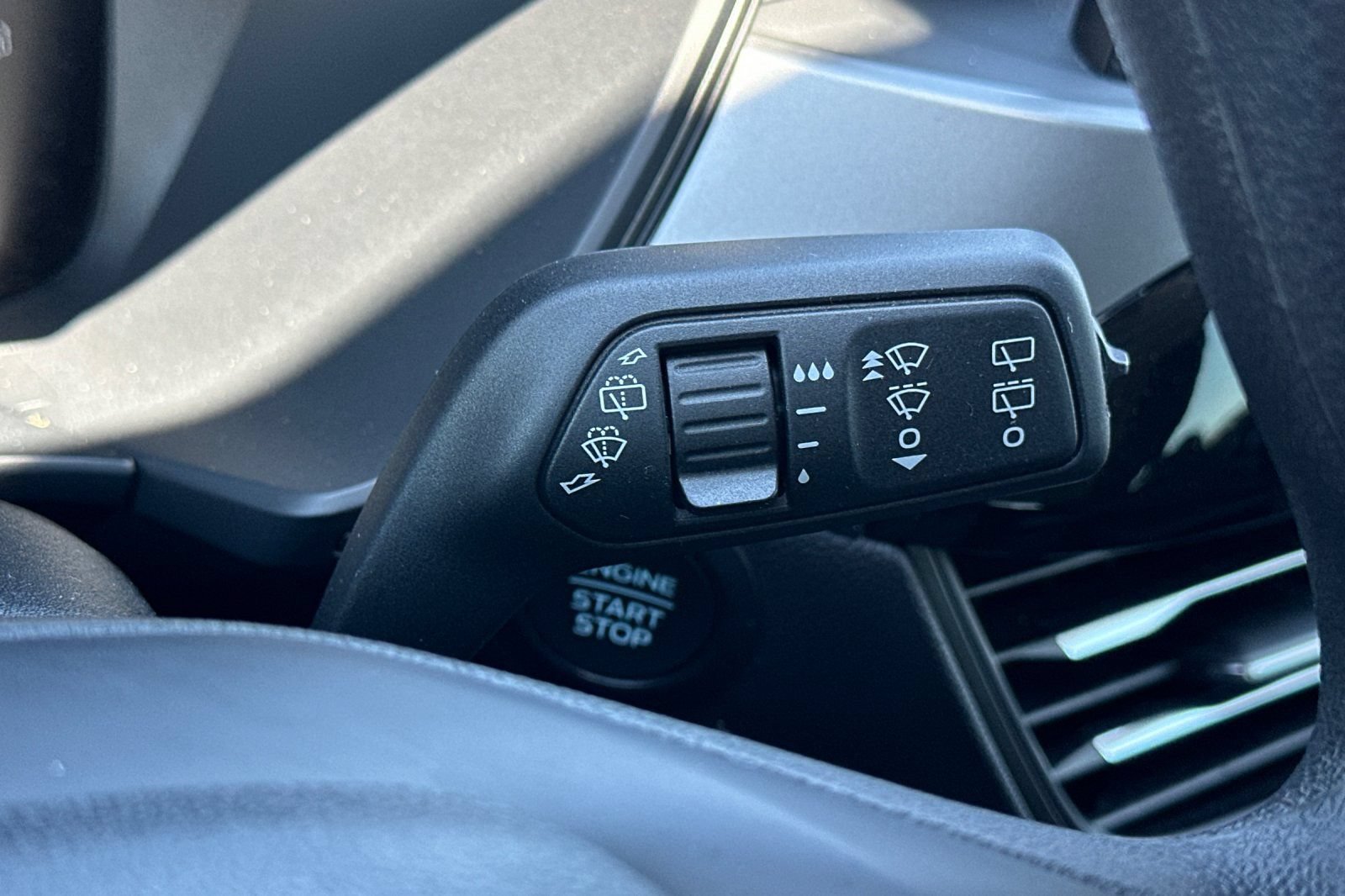 Used 2025 Ford Escape Active AWD/4WD image 33