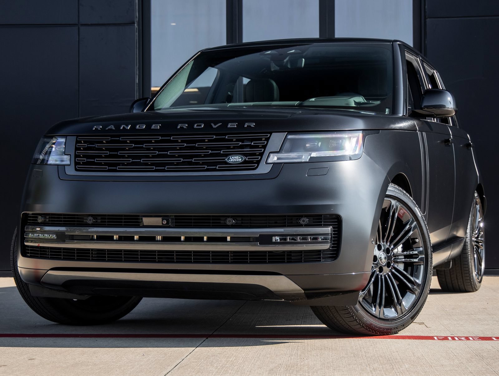 Used 2025 Land Rover Range Rover SE AWD/4WD image 1