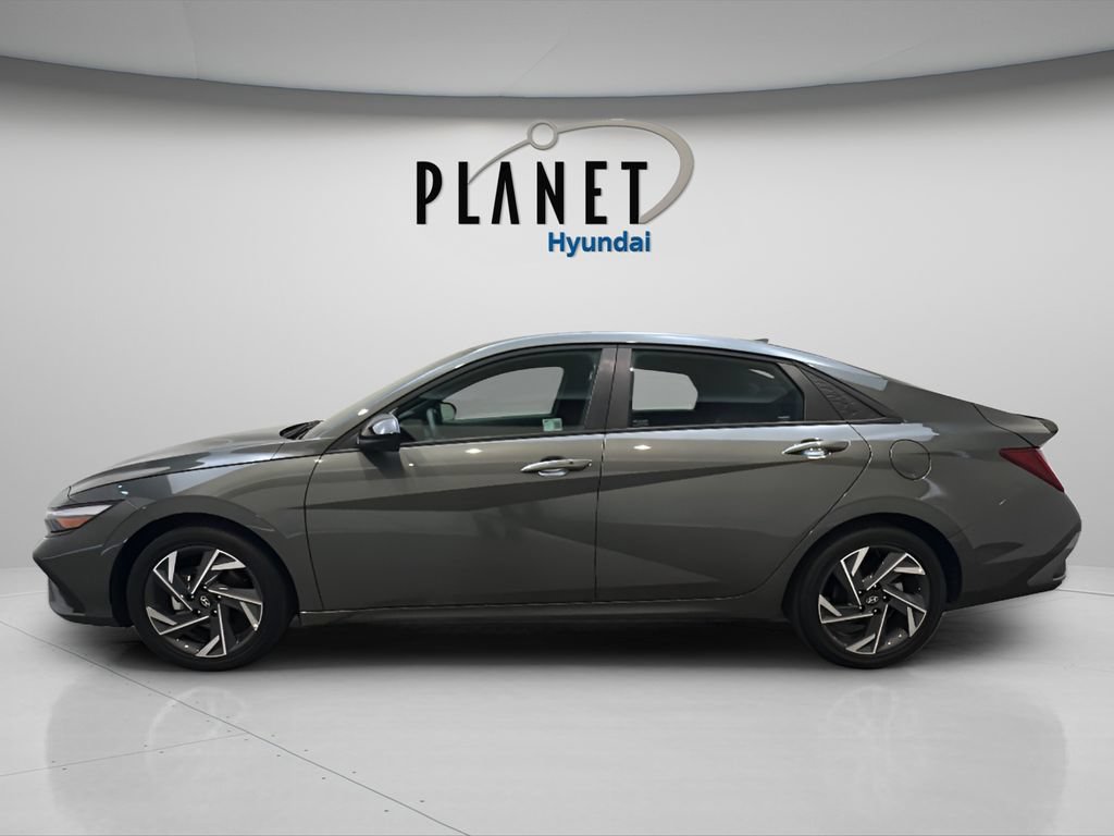 Used 2025 Hyundai Elantra SEL FWD image 3
