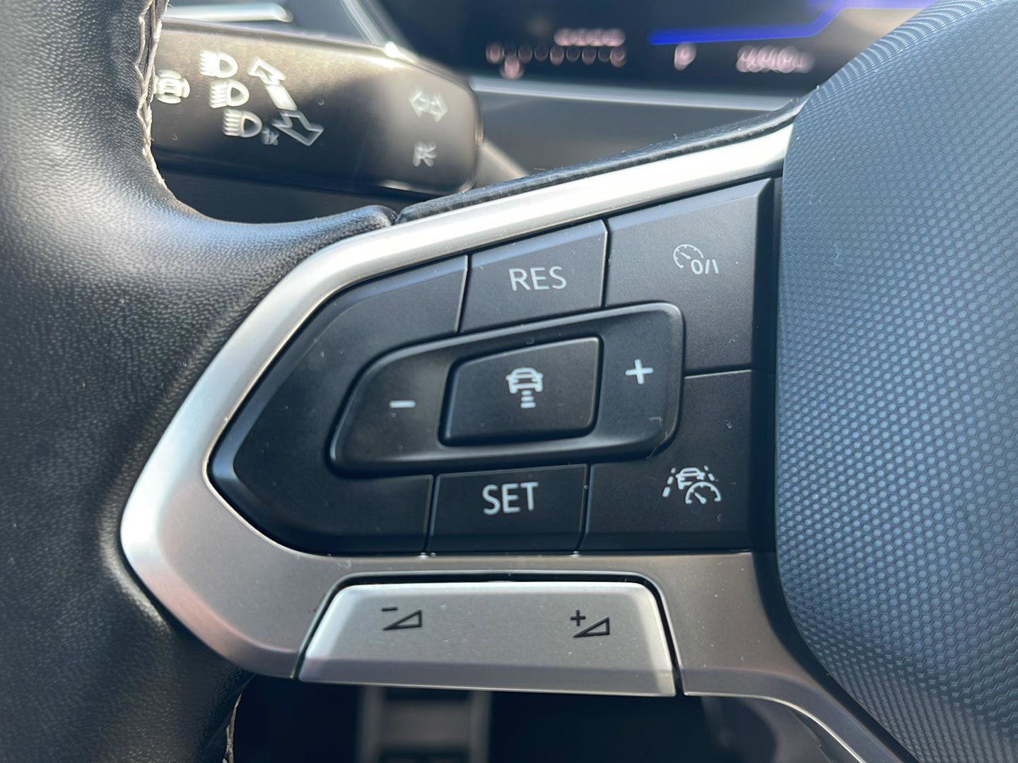 Used 2023 Volkswagen Tiguan SE R-Line image 21