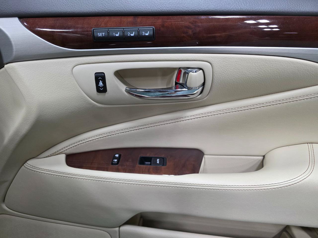 Used 2013 Lexus LS 460 w/ Comfort Pkg RWD image 26