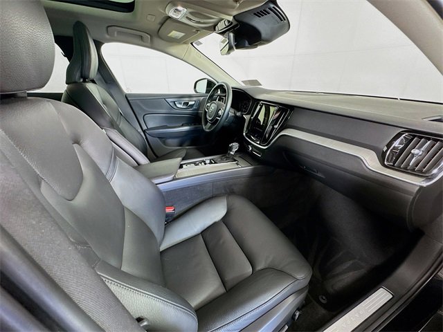 Used 2021 Volvo V60 T5 Cross Country image 9