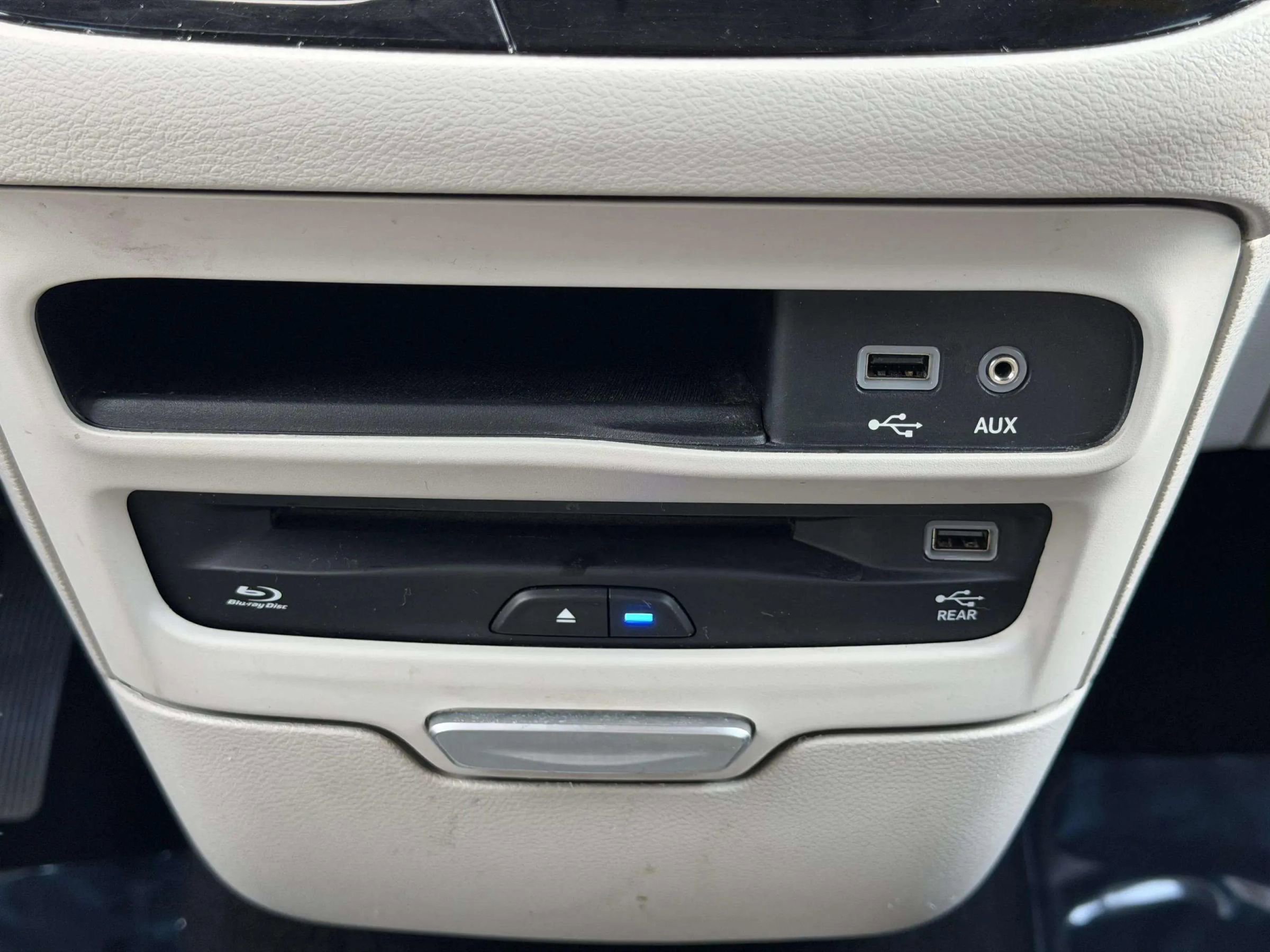 Used 2017 Chrysler Pacifica Touring-L Plus w/ Tire & Wheel Group image 40