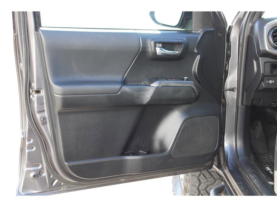 Used 2017 Toyota Tacoma TRD Off-Road w/ Tow Package image 7