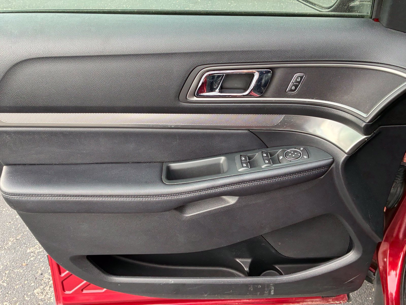 Used 2018 Ford Explorer XLT w/ Equipment Group 202A FWD image 11