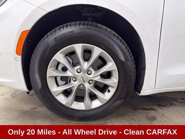Used 2025 Chrysler Pacifica Select AWD/4WD image 29
